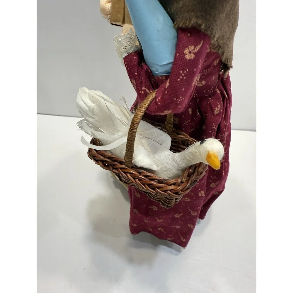 Byers Choice 2006 Williamsburg Woman Shopper Holding Basket Goose Candle Bread